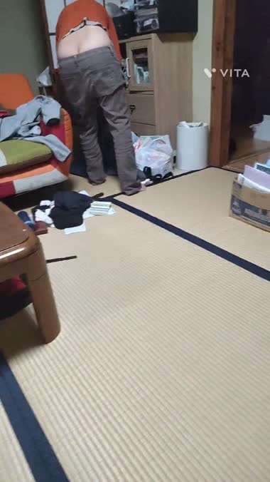 半ケツ出して、