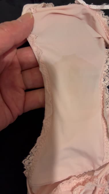 指で穴に押しこまれたパンティ