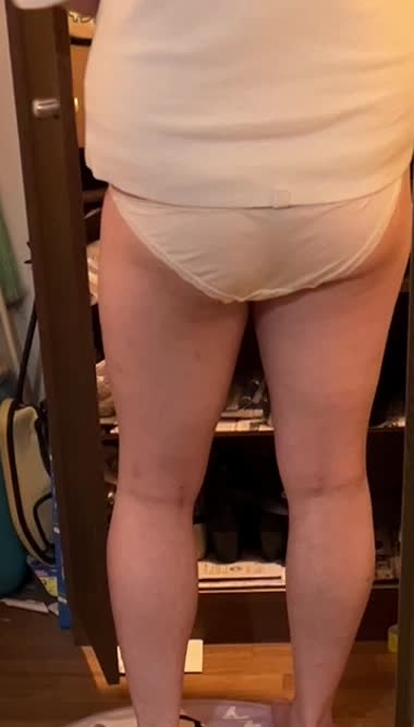 白パンティでうろうろ