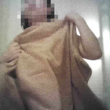 彼女を