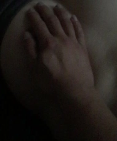 寝てるところでも敏感な乳首