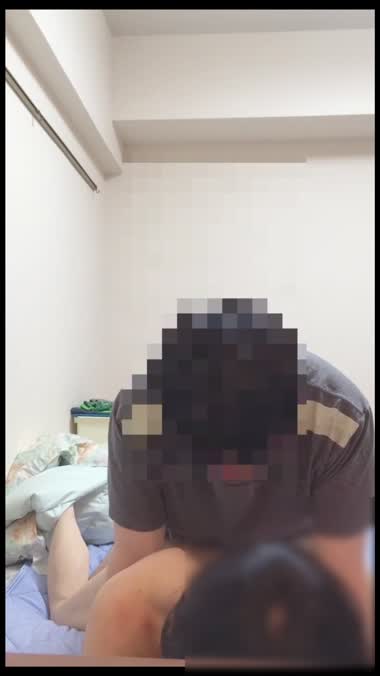 カメラ目線で隠語で喘ぐ妻