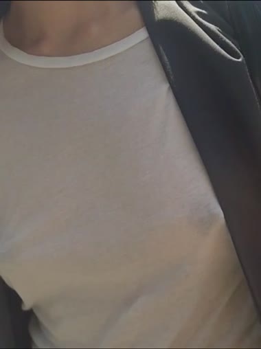 ほぼ乳首丸出しでした...