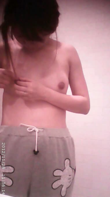 妻の乳首のお手入れ