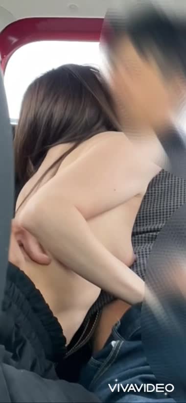 貧乳熟女に手コキされて…
