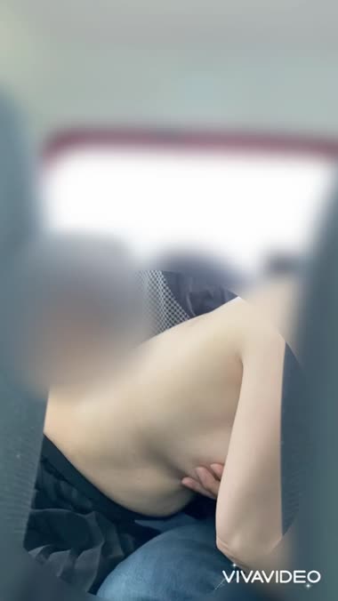 ②貧乳熟女に手コキされて…