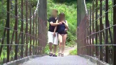 若い男性と野外