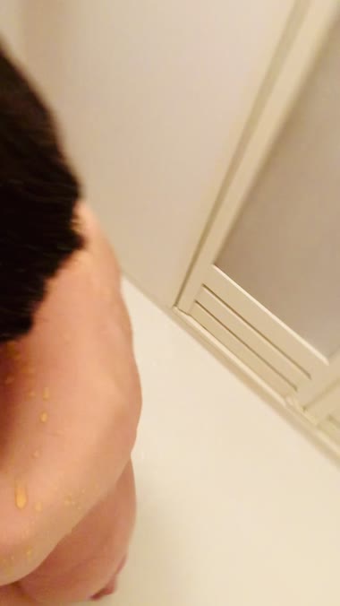 髪、顔、全身を便器に