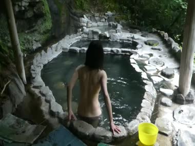 裸で混浴露天風呂へ
