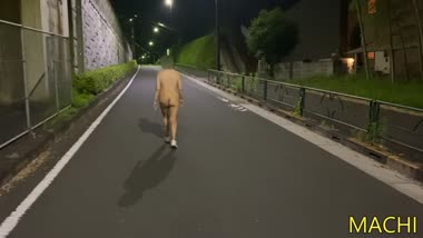 全裸露出で早朝にお散歩