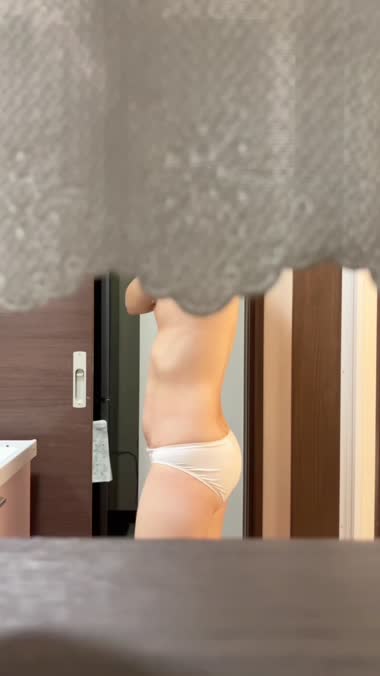 入浴前の脱衣妻