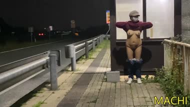 バスの停留所で露出