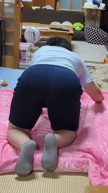布団を敷く愛しき妻