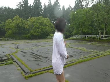 台風で濡れる妻