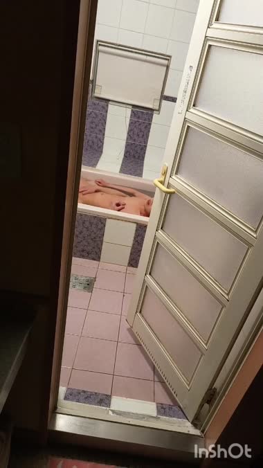他人と入浴から楽しむ彼女。