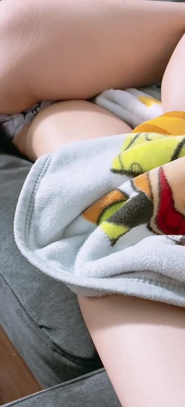 携帯触り中パンティ丸見え
