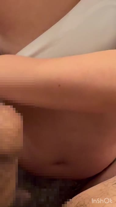 フェラ中のおっぱい