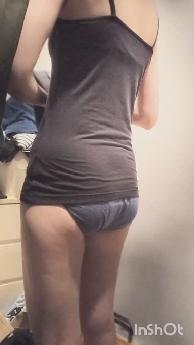 貧乳妻　仕事後の着替