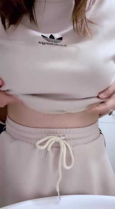 ぶるんっおっぱい②