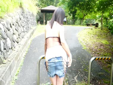 ショートパンツを脱ぐ妻