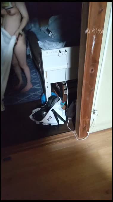 自分の部屋で着替え