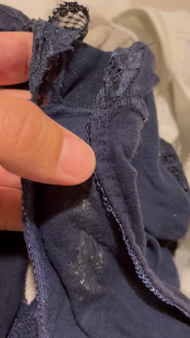 嫁の脱ぎたてシミ付きパンツ