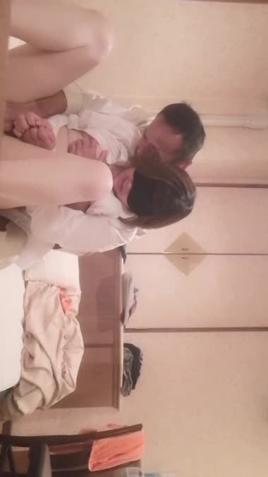妻を目隠しと手の自由を奪い