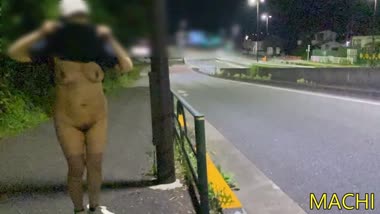 大通りでたくし上げ露出