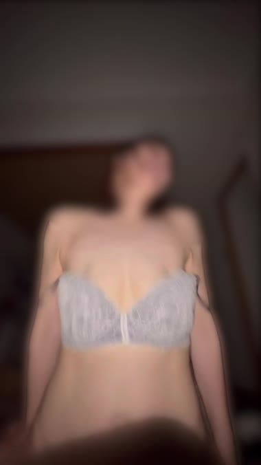 可愛い騎乗位妻