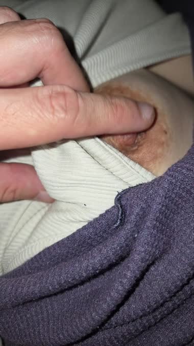 巨乳輪妻の乳首いじり