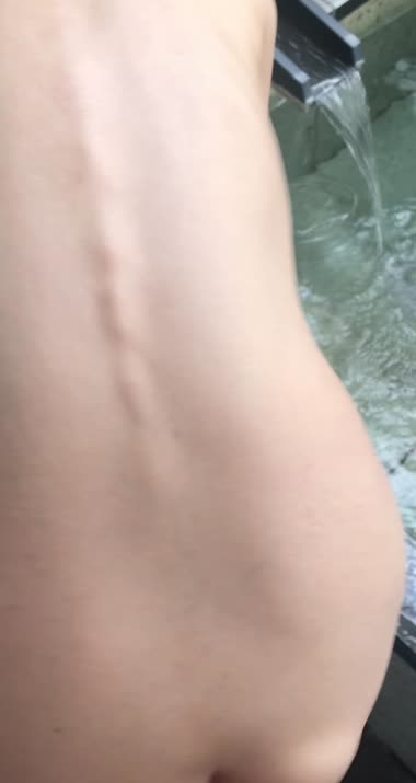 愛奴の背中と腰つき