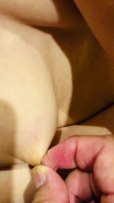 乳首捻り