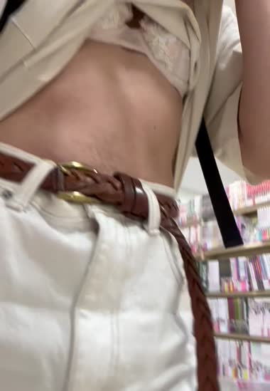 本屋さんでおっぱい