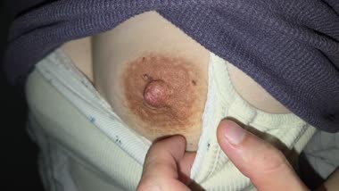 巨乳輪妻の乳首いじり
