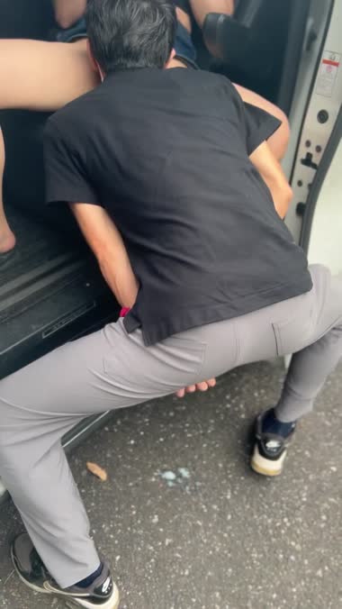 単独さんにオナニー見せつけ妻