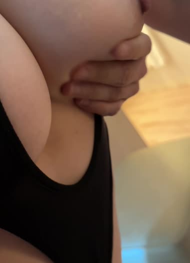 はみでる美巨乳妻