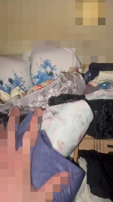 痴女妻の下着を物色