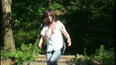 おっぱい出しながら公園の階段を