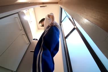 洗面所で脱衣する貧乳嫁