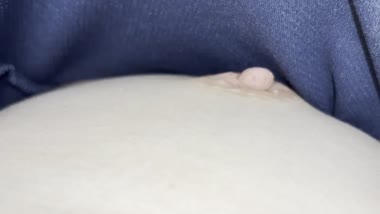 ねてる嫁のちくび
