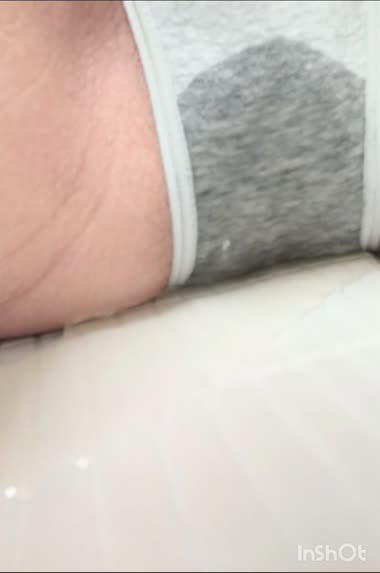 人妻子持ちママのおもらし